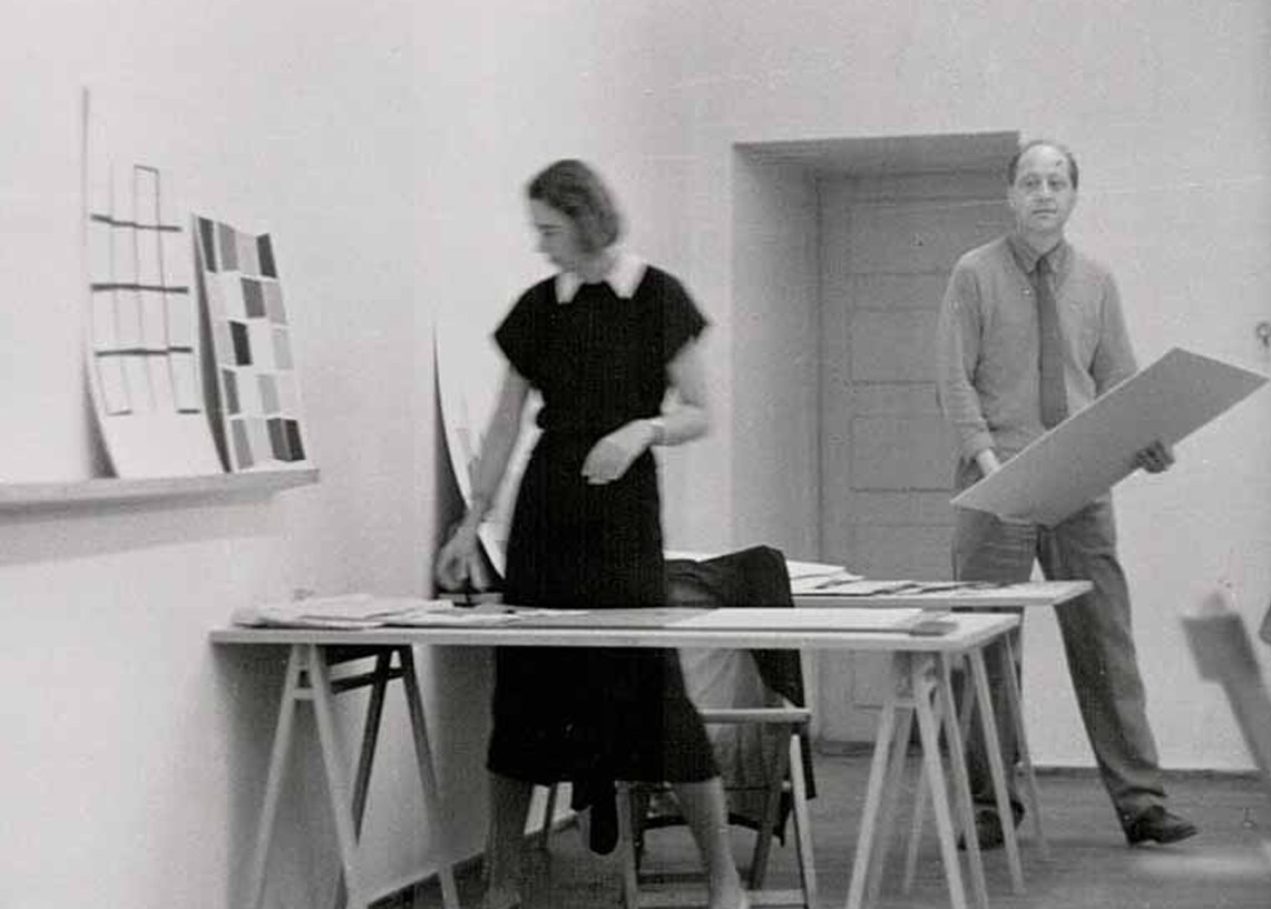 Die Studentin Ingela Albers im Unterricht von Walter Peterhans, 1953. Links sind Arbeiten aus dem Unterricht zu sehen. Foto: Eva-Maria Koch, HfG-Archiv