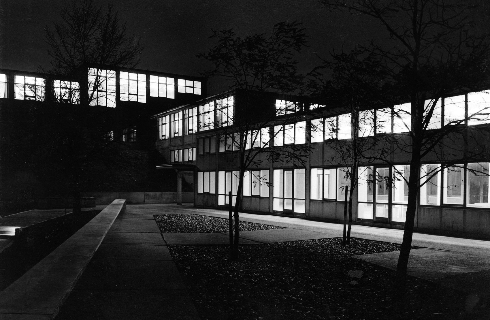 Nachtaufnahme des HfG-Gebäudes, 1956