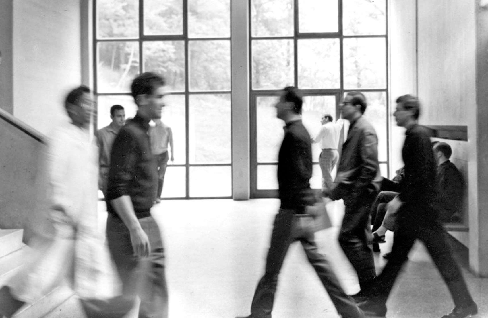 Blick in den Eingangsbereich mit vorbeieilenden Studenten im Vordergrund, 1960